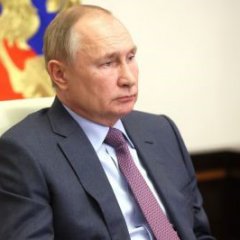 Путин поручил удвоить надбавки медработникам за работу с COVID-19 в праздники