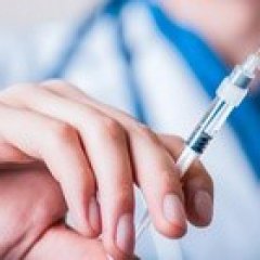 Осуществляющим вакцинацию от COVID-19 медикам назначат федеральные выплаты